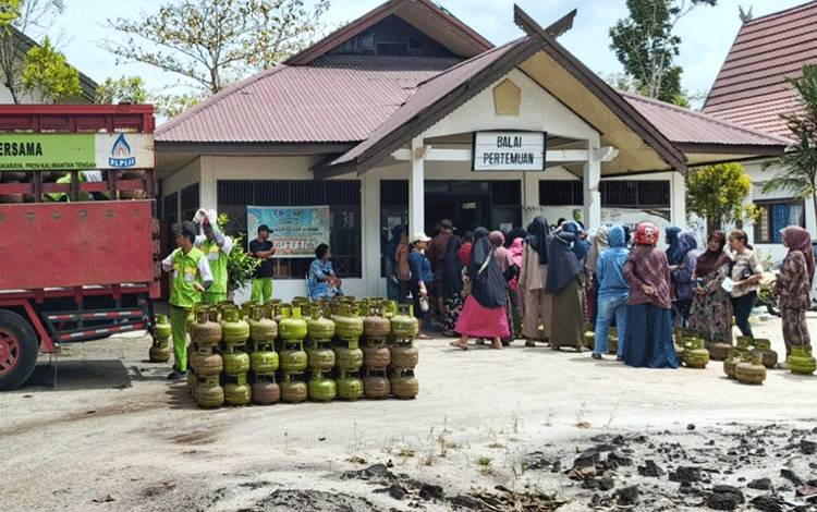 DPKUKMP Palangka Raya Gelar Operasi Pasar LPG 3 Kg, Salurkan 150 Tabung di Kelurahan Panarung