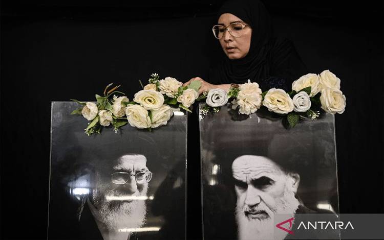 Warga memasang bunga di foto mendiang pemimpin tertinggi Iran Ayatollah Ali Khamenei usai mengikuti majelis tahlil di Islamic Cultural Center, Jakarta, Selasa (3/3/2026). Majelis tahlil yang dilaksanakan selama tujuh hari tersebut untuk mendoakan pemimpin tertinggi Iran Ayatollah Ali Khamenei yang tewas dalam serangan Israel-Amerika Serikat. ANTARA FOTO/Sulthony Hasanuddin/YU (ANTARA FOTO/SULTHONY HASANUDDIN)