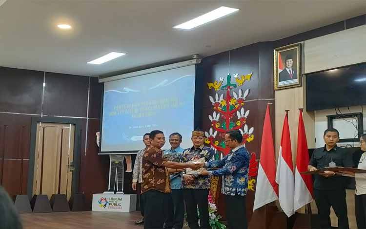 Kanwil Kemenkum Kalteng Serahkan Piagam dan Pin NLP Kepada 22 Lurah dan Kepala Desa