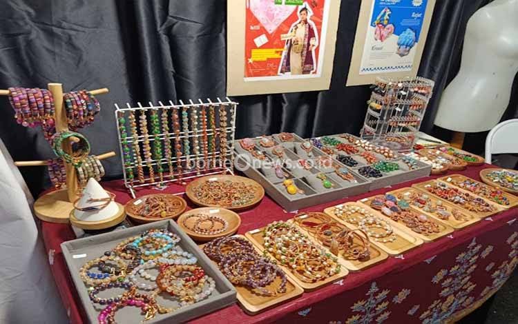 DPRD Palangka Raya Dorong Pengrajin Pernak-Pernik Lokal Ikuti Selera Anak Muda