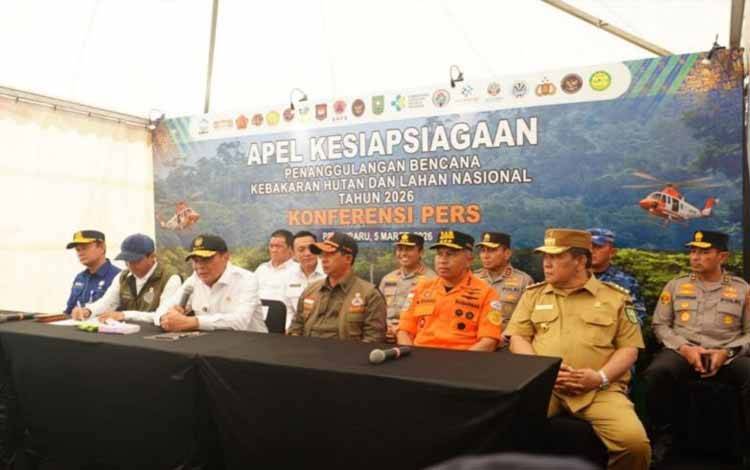 Menko Polkam Djamari Chaniago saat memberikan keterangan pers usai apel kesiapansiagaan karhutla nasional 2026 di Lapangan Udara Roesmin Nurjadin, Kota Pekanbaru. ANTARA/HO-Pemprov Riau