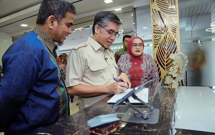 Menaker Tinjau Posko THR dan BHR Keagamaan 2026, Pastikan Hak Pekerja Terlindungi Jelang Lebaran