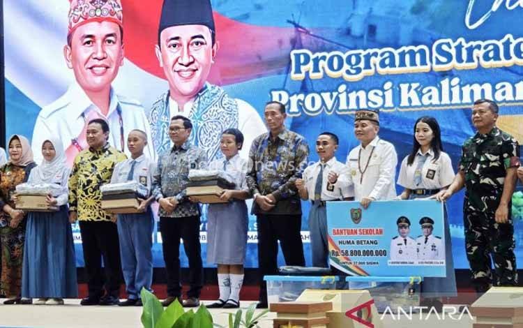 Pemprov Kalteng Bagikan Seragam Gratis untuk Lebih dari 60 Ribu Pelajar