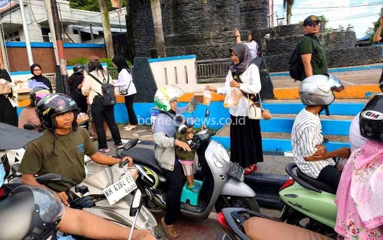 Hangatnya Ramadan di Muara Teweh, Duta GenRe dan Forum Anak Barito Utara Berbagi Takjil di Bundaran Air Mancur
