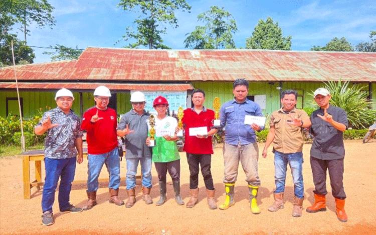 Lomba ketangkasan simulasi pemadaman kebakaran yang digelar PT Sawit Mandiri Lestari.(FOTO: Istimewa)