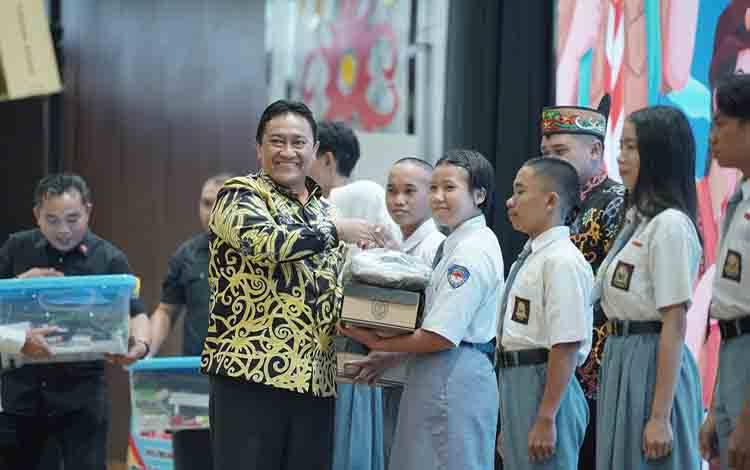 Lebih dari 60 Ribu Siswa di Kalteng Dapat Bantuan Seragam Sekolah