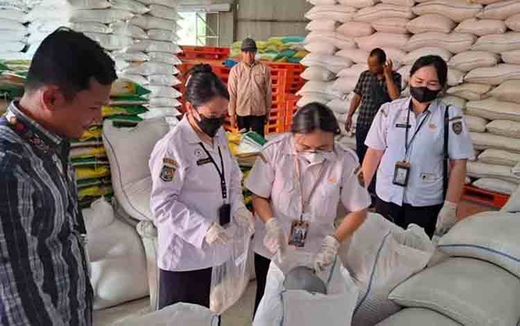 OKKPD Kalteng Ambil Sampel Beras SPHP BULOG Verifikasi Izin Edar
