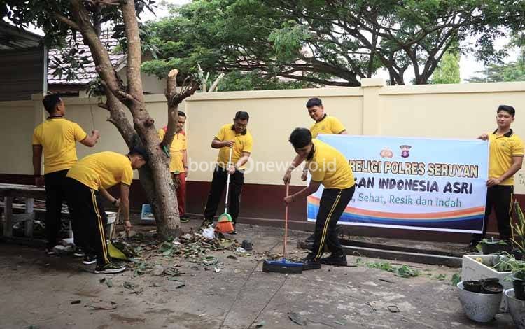 Polres Seruyan Gelar Gerakan Indonesia ASRI Bersihkan Lingkungan Kantor