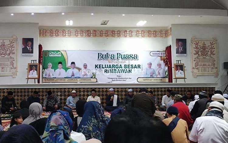 Rangkaian buka bersama Rimbawan Kalteng di Aula Dinas Kehutanan Provinsi Kalteng. (FOTO: HERMAWAN)