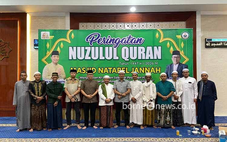 Al-Qur'an Dibagikan Kepada Jemaah Pada Peringatan Nuzulul Qur'an di Masjid Natabel Jannah Palangka Raya