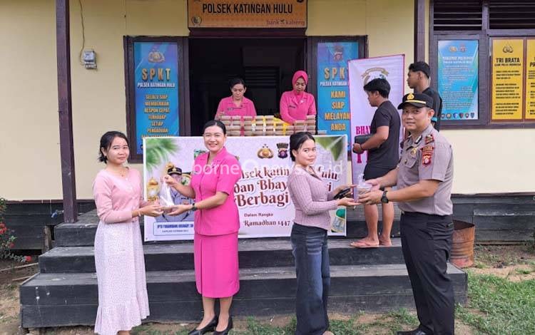 Polsek Katingan Hulu Bagikan Takjil kepada Warga Tumbang Sanamang, Pererat Kedekatan dengan Masyarakat