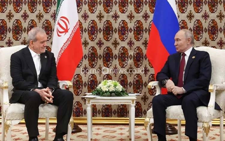 Arsip Presiden Rusia Vladimir Putin dan Presiden Iran Masoud Pezeshkian. /ANTARA/Anadolu/py. (Anadolu)