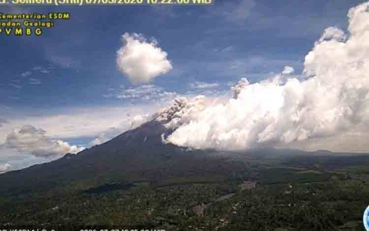 Gunung Semeru Erupsi Disertai Luncuran Awan Panas Guguran