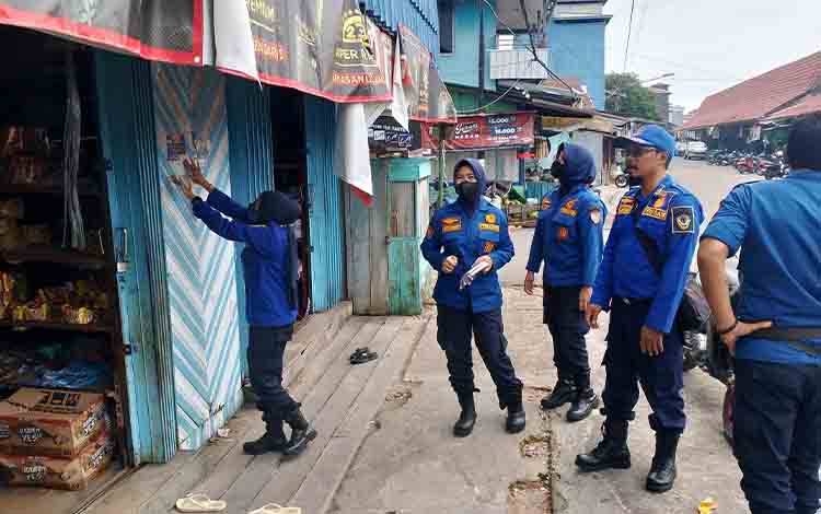 Damkar Seruyan Pasang Pamflet Imbauan Cegah Kebakaran