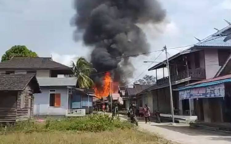 Kebakaran Hanguskan 8 Rumah di Tumbang Gaei Katingan, Kerugian Rp2 Miliar