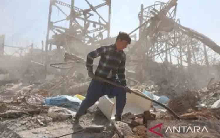 Arsip foto - Seorang laki-laki membersihkan reruntuhan gedung di Teheran, Iran, Rabu (4/3/2026). ANTARA/Xinhua/Shadati/aa.