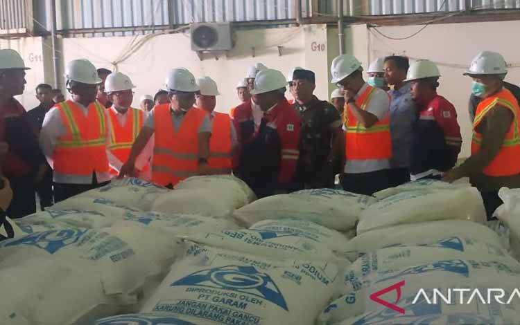 Menko Pangan Minta PT Garam Tingkatkan Produksi Garam