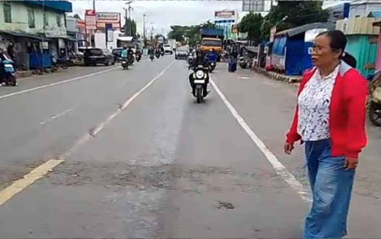 Solar Berceceran di Trans Kalimantan Perbatasan Kalsel, 2 Pemotor Sudah Jadi Korban