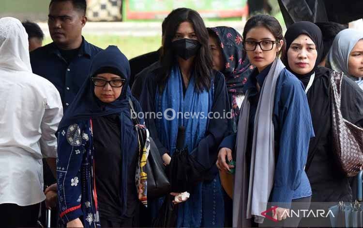 Diselimuti Duka, Sheila Dara Tegar Jalani Prosesi Pemakaman Vidi