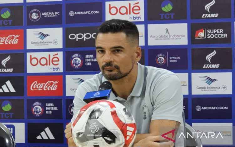 Pelatih Persita Tangerang Carlos Pena memberikan keterangan kepada wartawan seusai pertandingan melawan Arema FC di Stadion Kanjuruhan, Kabupaten Malang, Jawa Timur, Selasa (30/12/2025). (ANTARA/Ananto Pradana)