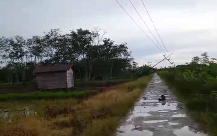 3 Tiang Listrik Miring di Anjir Serapat Timur, Warga Minta Penanganan Cepat
