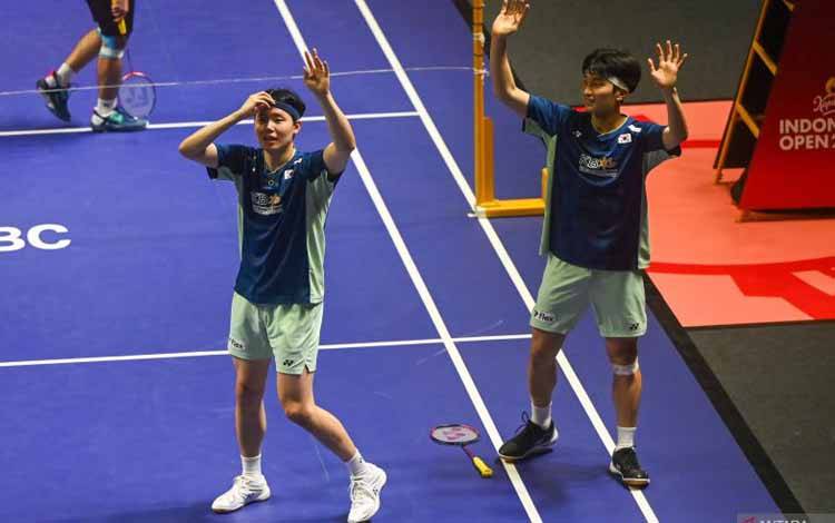 Pebulu tangkis ganda putra Korea Selatan Kim Won Ho (kanan) dan Seo Seung Jae (kiri) melambaikan tangan ke arah penonton usai mengalahkan ganda putra Indonesia Sabar Karyaman Gutama/Reza Pahlevi Isfahani pada babak final Kapal Api Indonesia Open 2025 di Istora Senayan, Gelora Bung Karno, Jakarta, Minggu (8/6/2025). Ganda putra Korsel tersebut meraih juara setelah menang atas Sabar/Reza dengan skor 18-21, 21-19, 21-12. ANTARA FOTO/Rivan Awal Lingga/app/YU (ANTARA FOTO/RIVAN AWAL LINGGA)