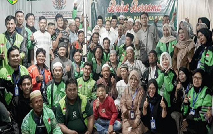 Wali Kota Palangka Raya, Fairid Naparin saat buka puasa bersama pengemudi ojol. (FOTO: HUMAS)