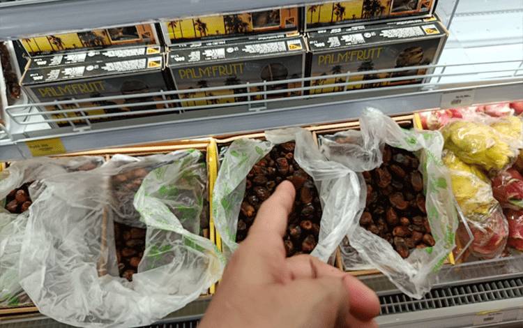 Kurma yang dijual di salah satu toko di Palangka Raya. (Foto:MARINI)