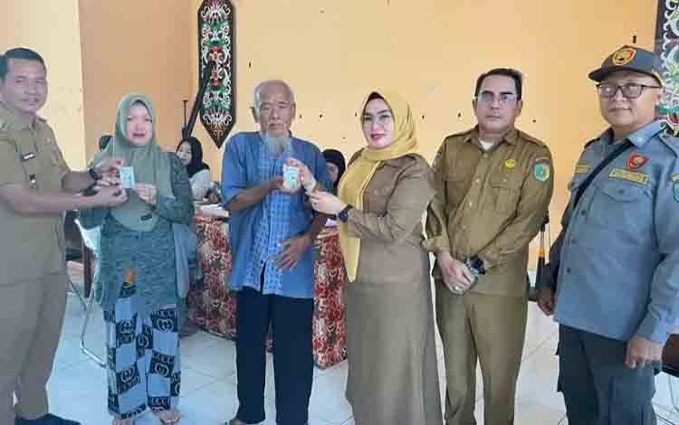 Penyaluran Kartu Huma Betang di Kelurahan Langkai Sasar 1.795 Keluarga Penerima Manfaat
