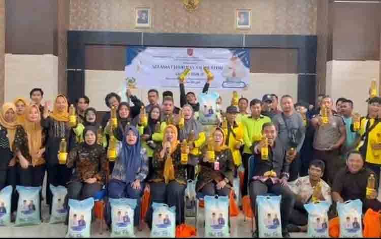 Petugas Lapangan Pasar Pangkalan Bun Terima Zakat Keluarga Besar H Abdul Rasyid AS
