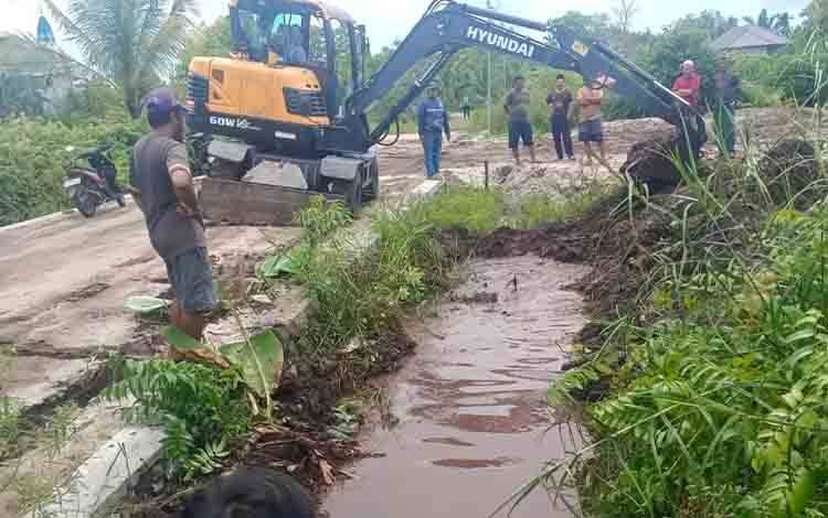 BPBD Palangka Raya Normalisasi Drainase di Jalan G Obos XI, Pastikan Aliran Air Kembali Lancar