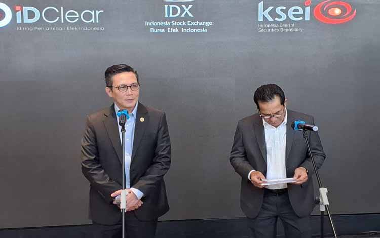 Pejabat Sementara (Pjs) Direktur Utama BEI Jeffrey Hendrik (kiri) bersama Direktur Utama PT Kustodian Sentral Efek Indonesia (KSE) Samsul Hidayat (kanan) memaparkan materi dalam Konferensi Pers di Gedung BEI, Jakarta, Selasa (03/03/2026). (Antara/ Muhammad Heriyanto)