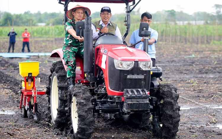 Direktur Utama Perum Bulog Ahmad Rizal Ramdhani (tengah) dalam kegiatan penanaman jagung serentak Kuartal I tahun 2026 yang dipimpin Kapolri Jenderal Pol Listyo Sigit Prabowo di Kabupaten Ogan Ilir Sumatera Selatan. ANTARA/HO-Bulog