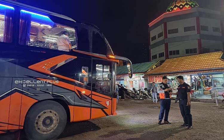 Suasana Terminal Patih Rumbih Sampit. (FOTO: DEWIP)