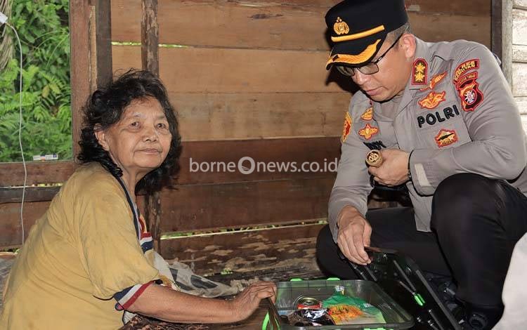 Kapolres Seruyan Salurkan Bansos Ramadan untuk Warga Kurang Mampu di Desa Persil Raya