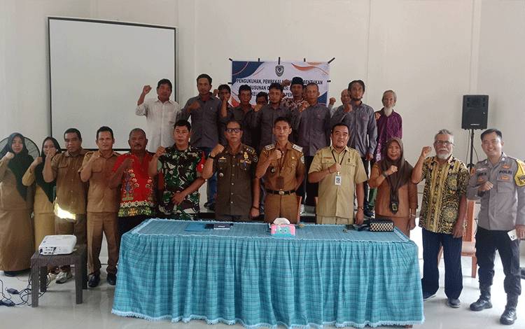 Perkuat Keamanan Lingkungan, 12 Anggota Satlinmas Kelurahan Kuala Pembuang I Dikukuhkan