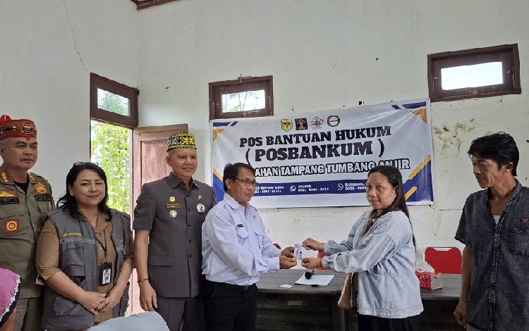 Belasan Ribu Kartu Huma Betang Sejahtera Mulai Disalurkan di Gunung Mas