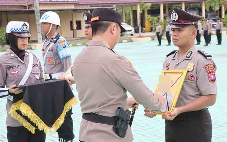 Langgar Disiplin dan Kode Etik, Dua Personel Polres Pulang Pisau Dipecat
