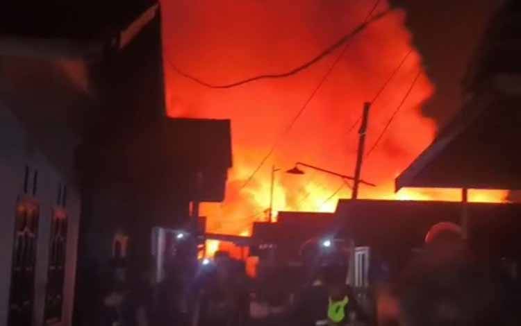 Kebakaran Landa Kawasan Padat Penduduk Gang Suka Maju Palangka Raya