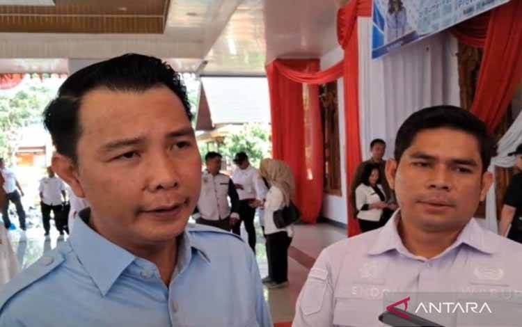 Bupati Rejang Lebong Muhammad Fikri (kiri) didampingi Wabup Hendri Praja saat memberikan keterangan pers mengenai usulan pengangkatan PPPK paruh waktu di Rejang Lebong, Rabu, (20/8/2025). ANTARA/Nur Muhamad