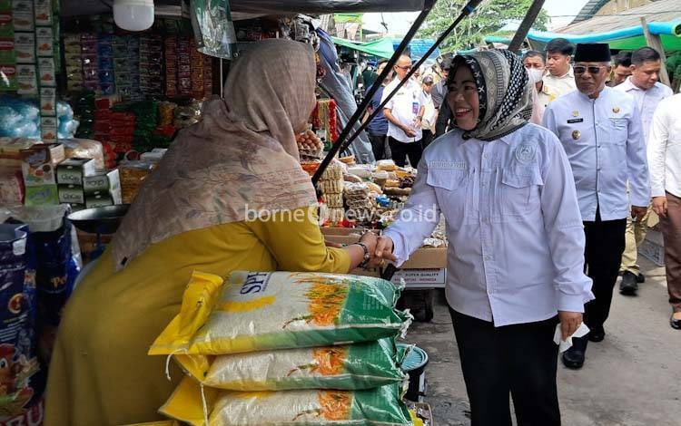 Harga Bahan Pokok di Pasar Indra Sari Pangkalan Bun Masih Stabil
