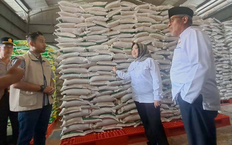 Bulog Pastikan Stok Beras dan Minyak Goreng di Kobar Aman Selama 6 Bulan