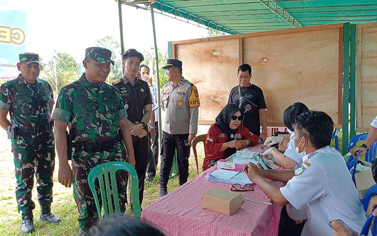 Cek Kesehatan Gratis di Penutupan TMMD Reguler ke-127 Kodim 1015/Sampit Disambut Antusias Warga