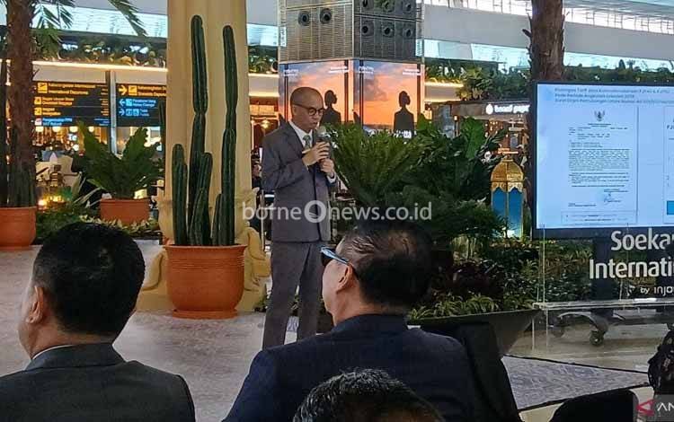 Wakil Direktur Utama InJourney Airports Achmad Syahir memberikan keterangan pers terkait kesiapan layanan mudik Lebaran. (ANTARA/Azmi Samsul M)