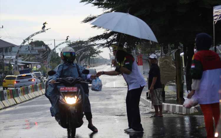 LPD Pulang Pisau Berbagi Takjil di Tengah Hujan Lebat