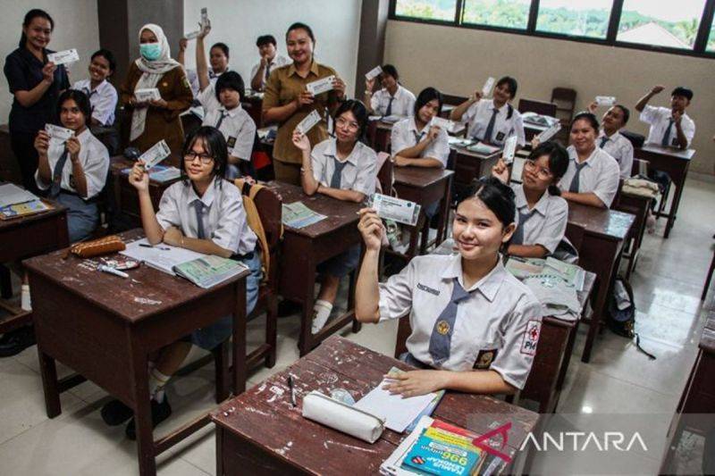 Pemko Palangka Raya Bagikan Tablet Tambah Darah untuk 1.500 Siswi Cegah Anemia