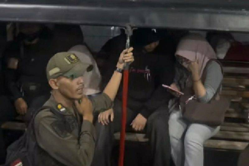 Satpol PP Karawang merazia puluhan pasangan bukan suami isteri di kos-kosan. (ANTARA/HO-Pemkab Karawang)