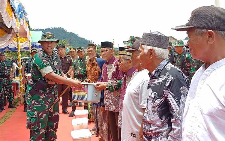 Lansia Terbantu Bakti Sosial TMMD ke-127 Kodim 1015/Sampit