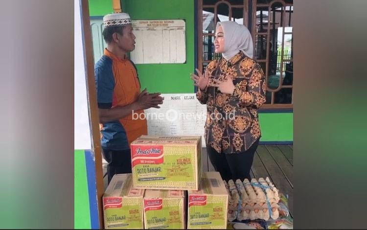 Anggota DPD Bidan Sean Berbagi Sembako untuk Korban Kebakaran Palangka Raya