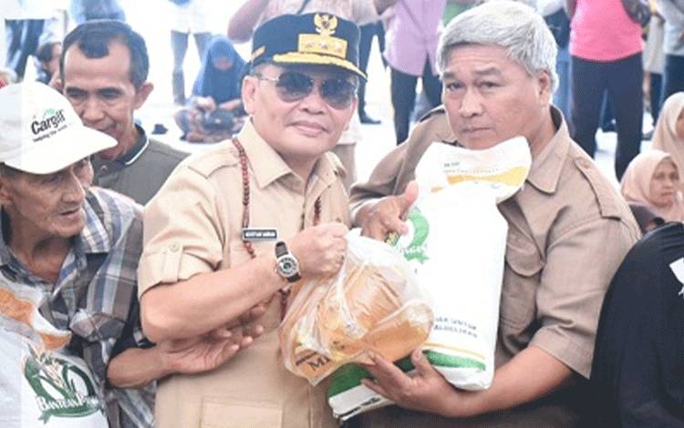 Gubernur Kalteng Serahkan Simbolis Bantuan Pangan Presiden untuk Warga
